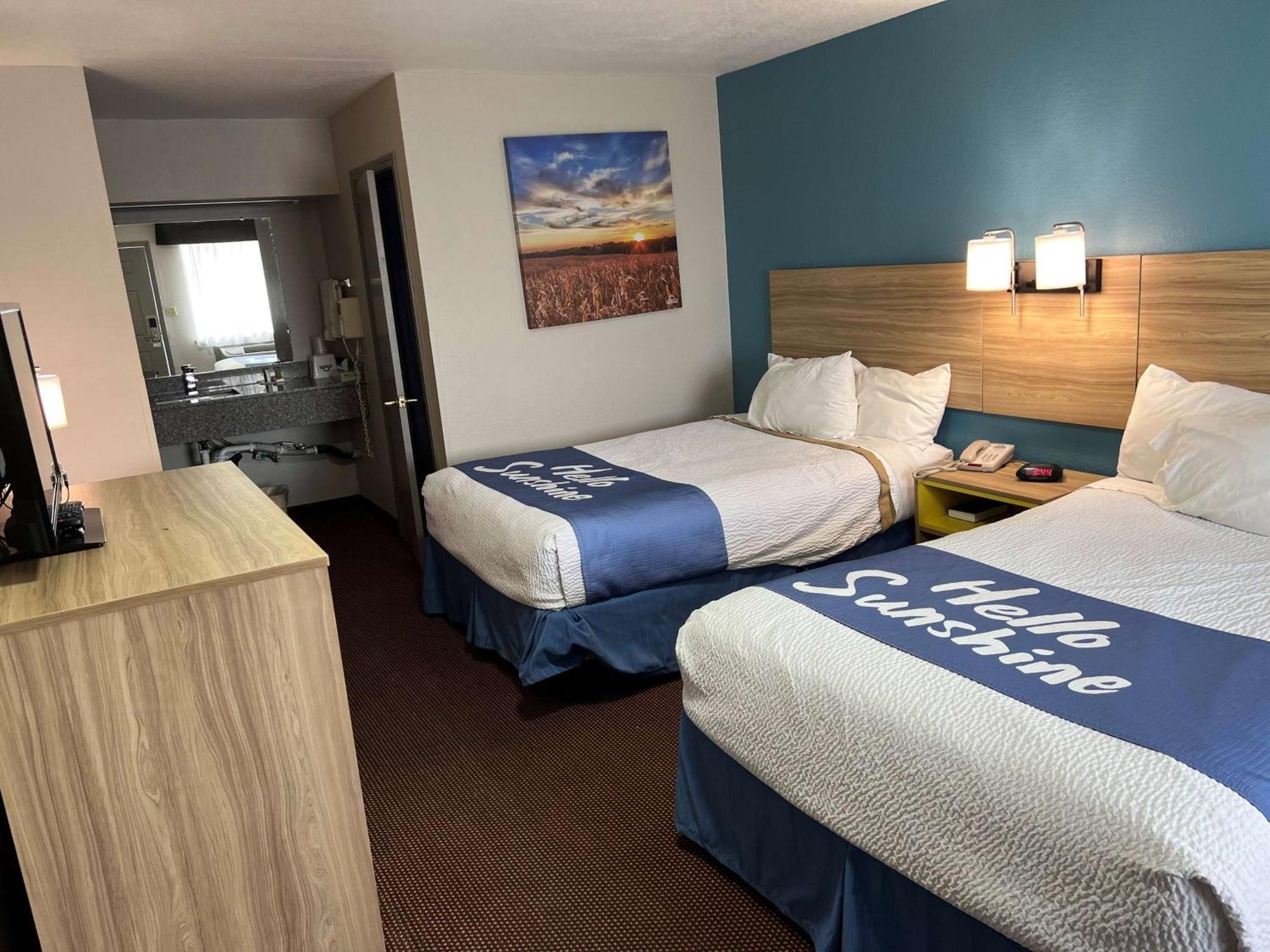 Days Inn By Wyndham Pratt Экстерьер фото